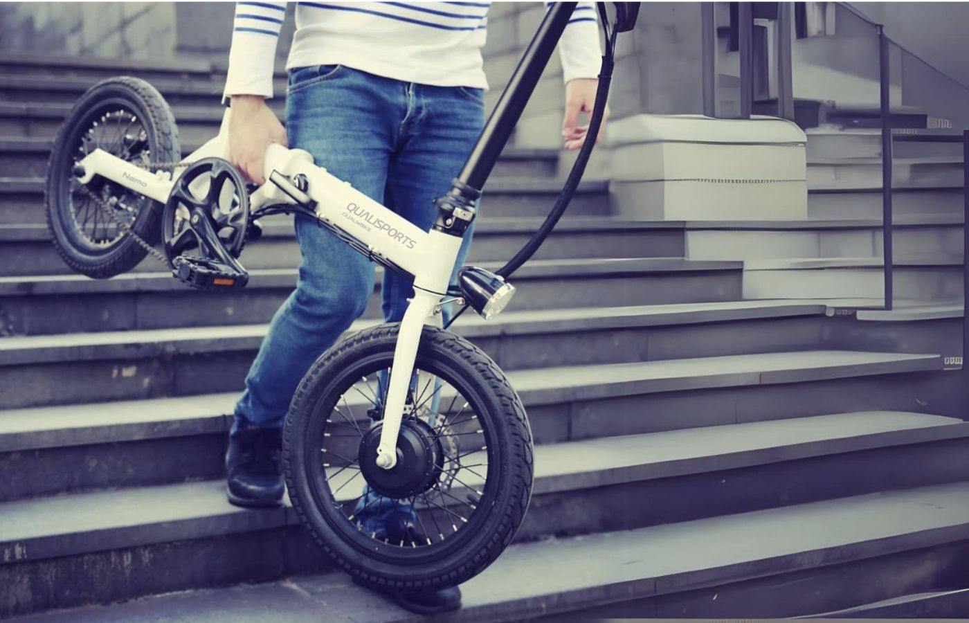 a men Easily carry nemo electric bike down the stairs